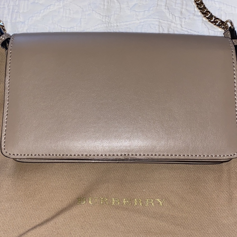 Authentic Burberry WOC in excellent condition. - Picture 7 of 7